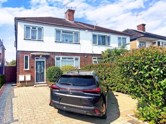 Flat for sale in Lane, Greater London
