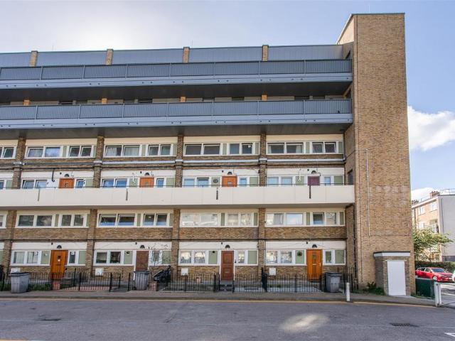 Flat for sale in Mile End, Greater London