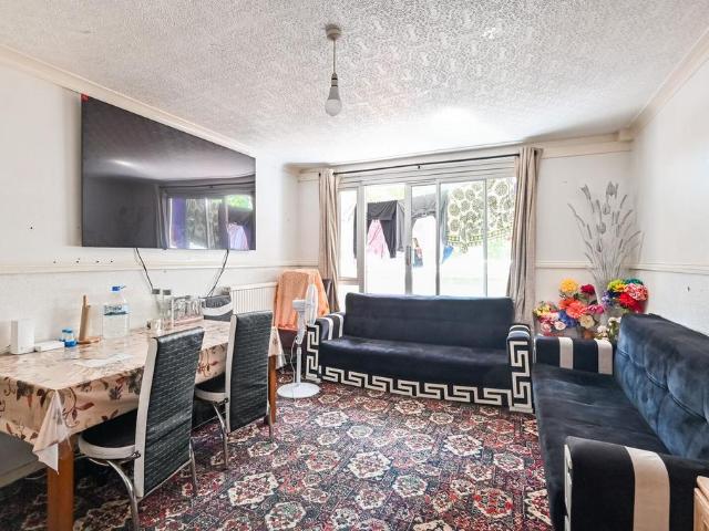 Flat for sale in Bromley-by-Bow, Poplar Grove