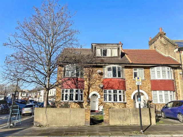 Flat for sale in Plaistow, Greater London
