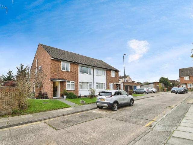 Flat for sale in Hurst, Greater London