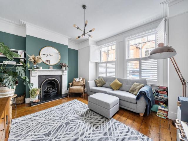 Flat for sale in Furzedown, Greater London