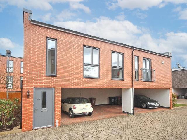 Flat for sale in Fretherne, Hertfordshire