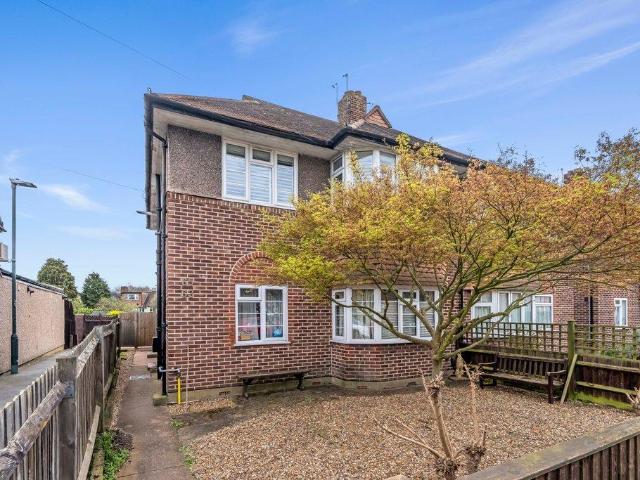 Flat for sale in London Borough of Richmond upon Thames, Greater London