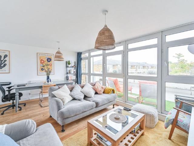 Flat for sale in Loughborough Junction, Greater London