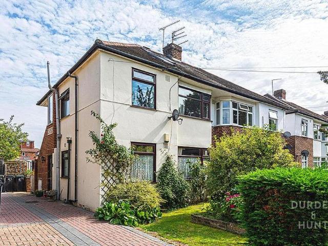 Flat for sale in Loughton, Epping Forest