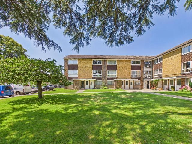 Flat for sale in Roffey, Horsham