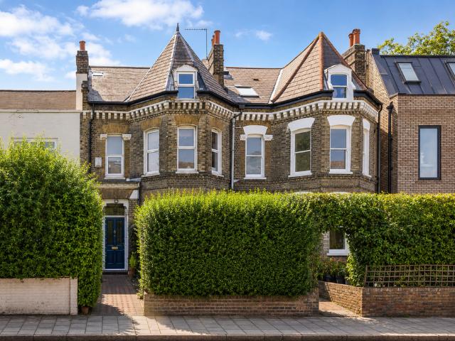 Flat for sale in Stockwell, Greater London