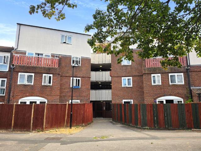Flat for sale in London Borough of Hounslow, Hanworth