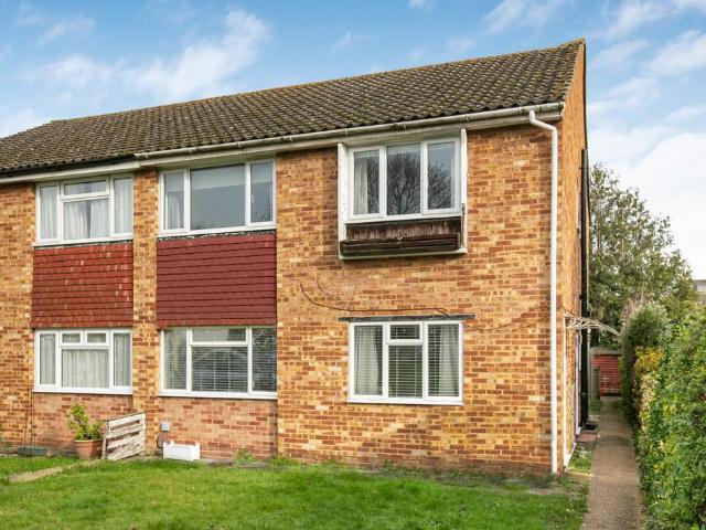 Flat for sale in Kempton Park, Lower Halliford