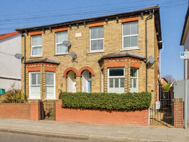 Flat for sale in London Borough of Merton, Collier's Wood