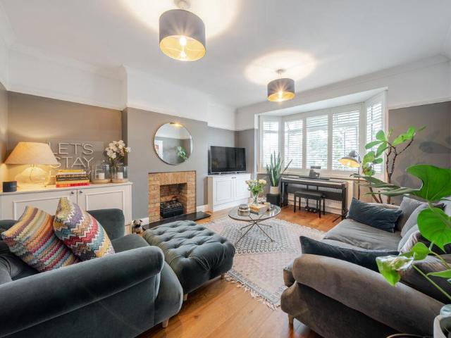 Flat for sale in Streatham, Greater London