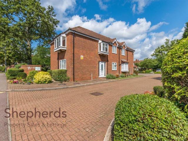 Flat for sale in Hoddesdon, Broxbourne