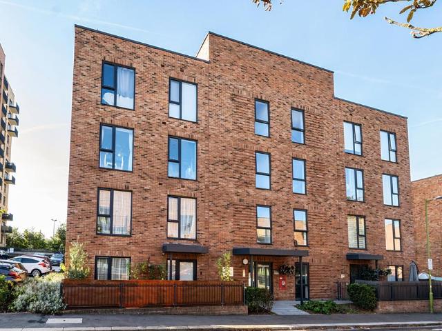 Flat for sale in Holywell Estate, Watford