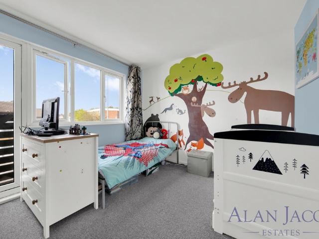 Flat for sale in Gidea Park, Greater London