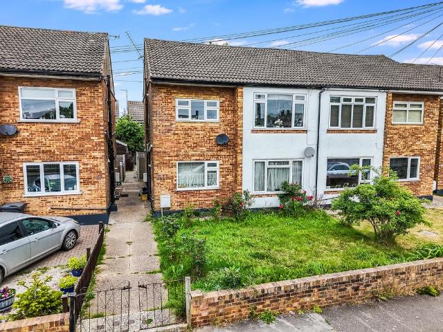 Flat for sale in Pilgrims' Hatch, Navestock Side