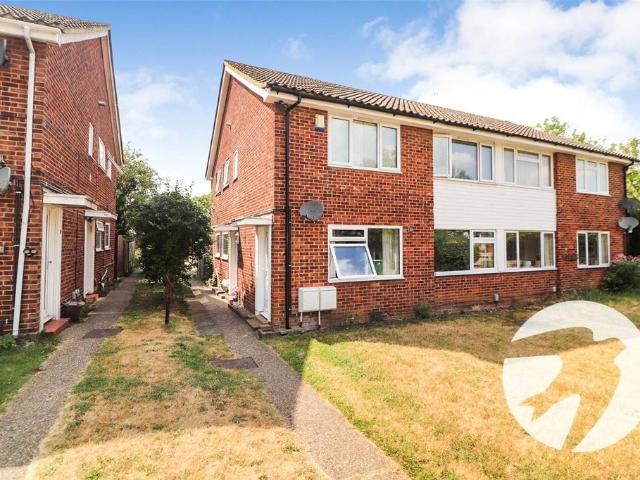 Flat for sale in Barnehurst, Greater London