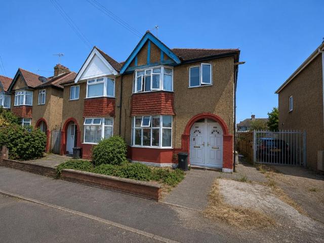 Flat for sale in Hayes, Greater London