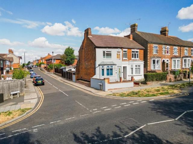 Flat for sale in Aylesbury, Buckinghamshire