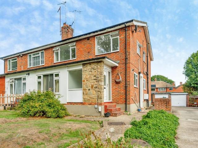 Flat for sale in Red Hill, Surrey