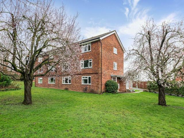 Flat for sale in Pachesham Park, Surrey