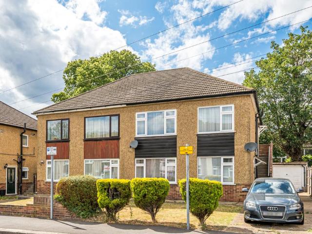 Flat for sale in Romford, Harold Wood