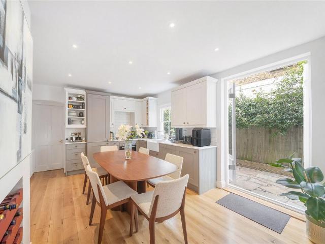 Flat for sale in Clapham, Greater London