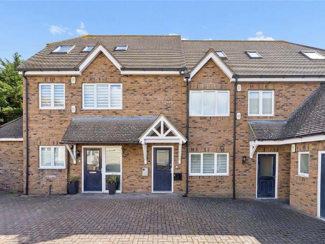 Flat for sale in Great Burstead, Essex