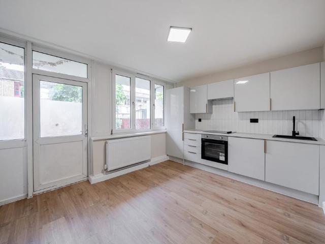 Flat for sale in Peckham, Greater London