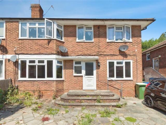 Flat for sale in Albany Park, Greater London