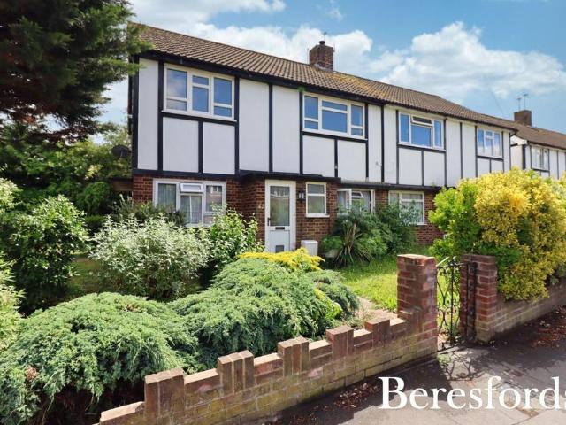 Flat for sale in Cranham, Greater London
