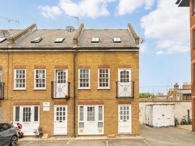 Flat for sale in South Hackney, Greater London