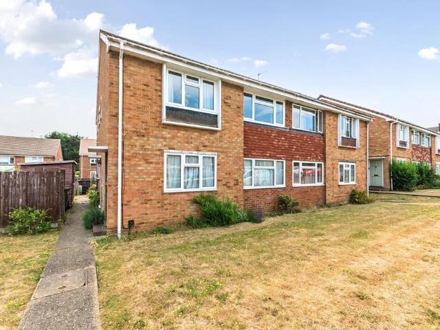 Flat for sale in Longlands, Greater London