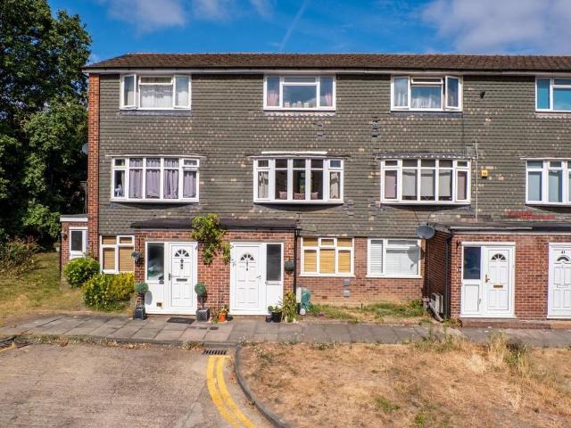 Flat for sale in Longlands, Greater London