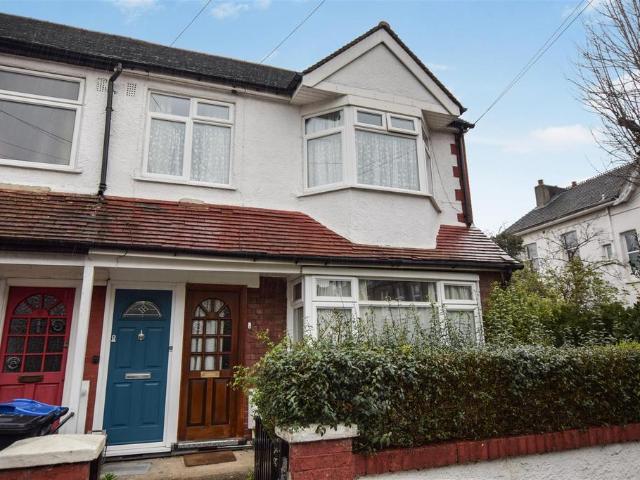 Flat for sale in London Borough of Merton, Collier's Wood
