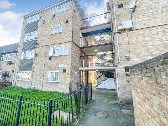 Flat for sale in London Borough of Hounslow, Greater London