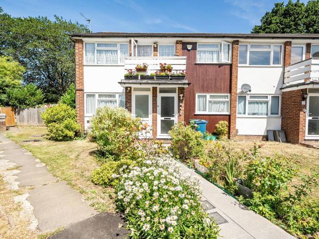 Flat for sale in Harrow Weald, Greater London
