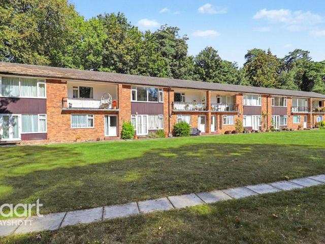 Flat for sale in Fole, Surrey