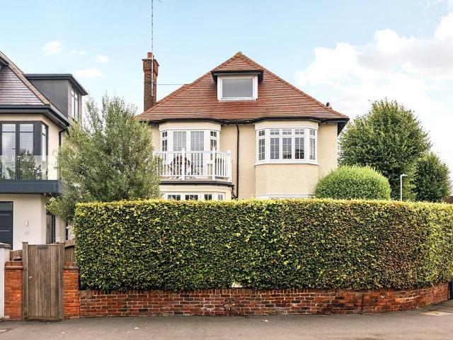 Flat for sale in Surbiton, Greater London
