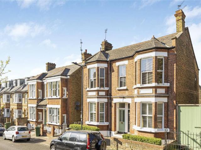 Flat for sale in Clapham, Greater London