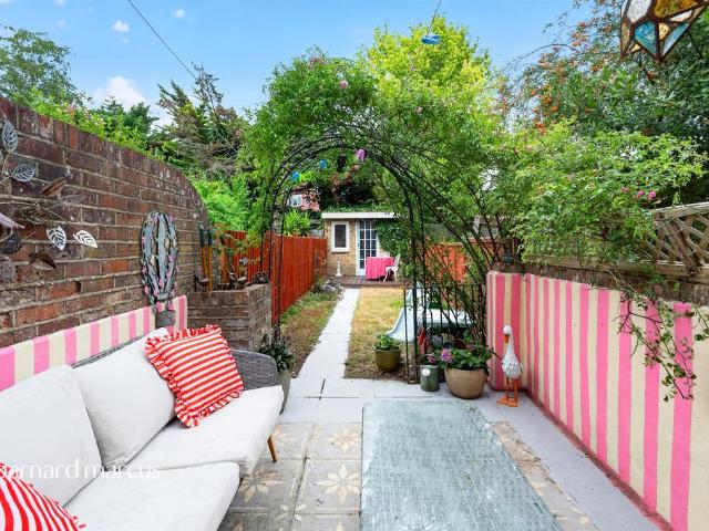Flat for sale in Tolworth, Greater London