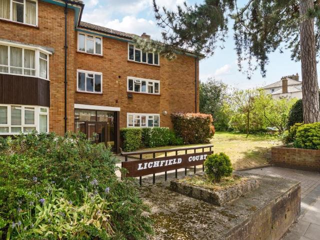Flat for sale in Surbiton, Greater London