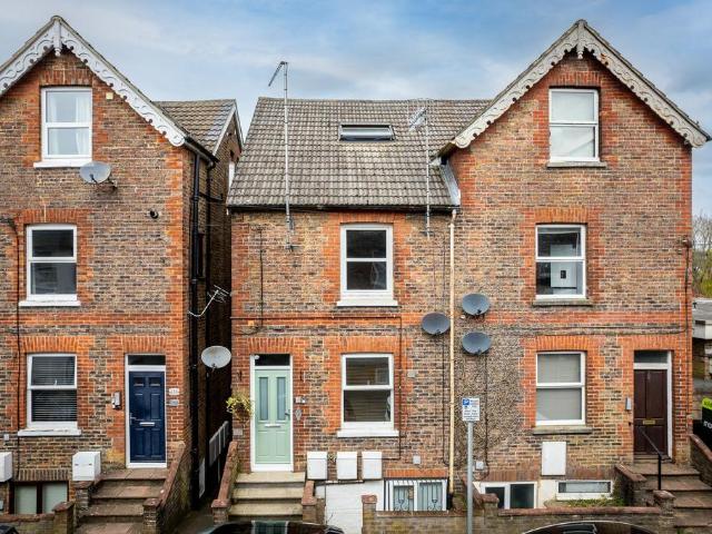 Flat for sale in Perryfields, West Sussex
