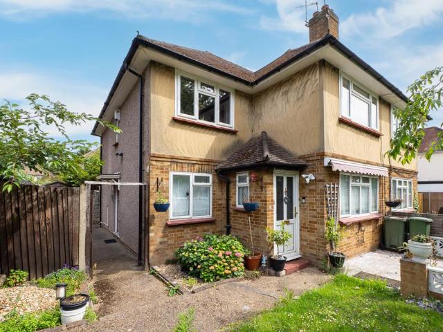 Flat for sale in Rosehill, Greater London