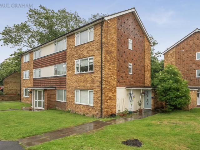 Flat for sale in Hackbridge, Greater London