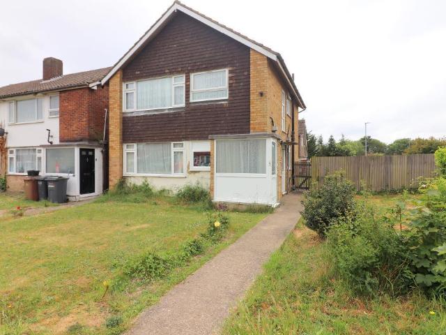 Flat for sale in Spring Park, Luton