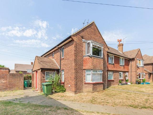 Flat for sale in Staines, Surrey