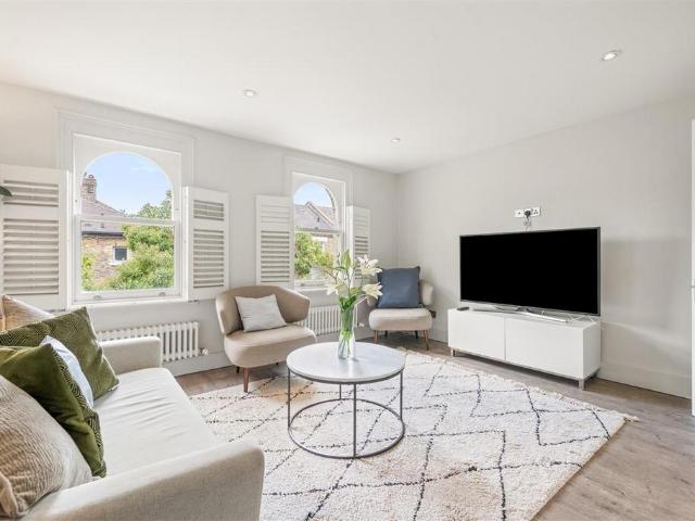 Flat for sale in Vauxhall, Greater London