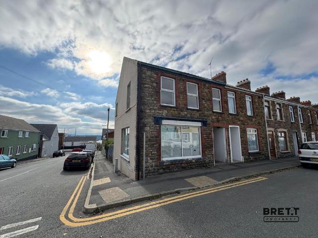 Flat for sale in Milford Haven, Wales