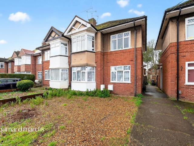 Flat for sale in London Borough of Hounslow, Hanworth